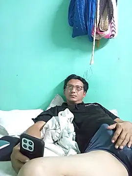 Snapshot of Andresguz35 chatting on February 10, 2026, 6:06 am Andresguz35 online show from February 10, 2026, 6:06 am