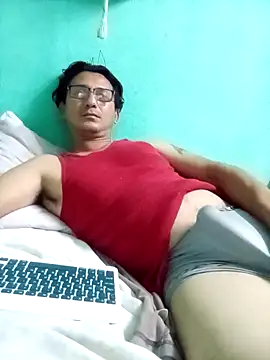 Snapshot of Andresguz35 chatting on February 11, 2026, 4:17 am Andresguz35 online show from February 11, 2026, 4:17 am