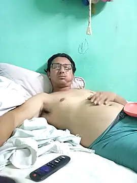 Snapshot of Andresguz35 chatting on February 13, 2026, 3:24 am Andresguz35 online show from February 13, 2026, 3:24 am