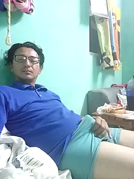 Snapshot of Andresguz35 chatting on February 14, 2026, 4:53 am Andresguz35 online show from February 14, 2026, 4:53 am