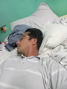 Snapshot of Andresguz35 chatting on February 15, 2026, 2:41 am Andresguz35 online show from February 15, 2026, 2:41 am