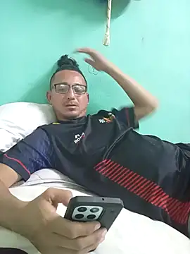 Snapshot of Andresguz35 chatting on February 15, 2026, 10:50 pm Andresguz35 online show from February 15, 2026, 10:50 pm