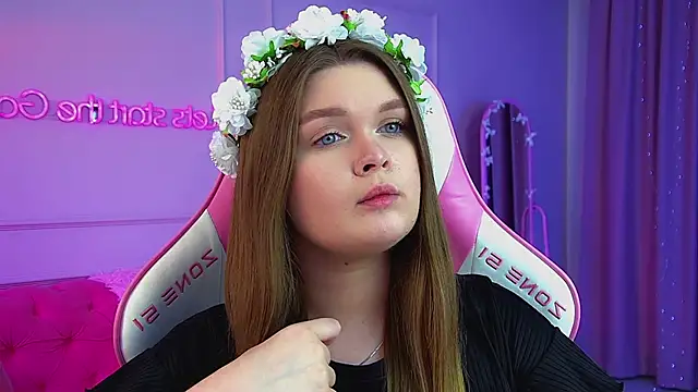 CrystalLyons online show from May 27, 2026, 1:57 am