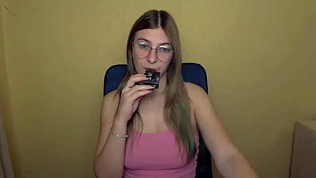 Luna Lush  online show from September 29, 2025, 8:30 am