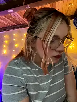 SophiaWeestt99 online show from November 28, 2025, 3:09 am