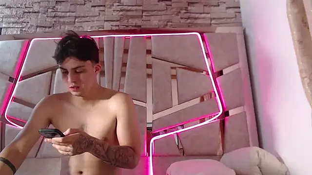 mia and austin online show from February 1, 2025, 2:37 am