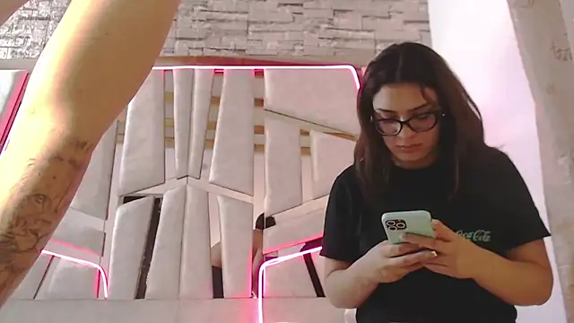 mia and austin online show from February 13, 2025, 11:06 am