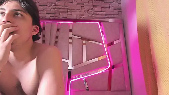 mia and austin online show from November 7, 2025, 12:54 am