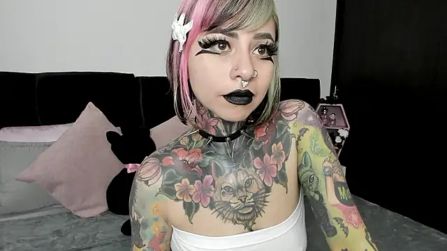 Snapshot of NikkiRamone chatting on December 6, 2024, 9:32 am NikkiRamone online show from December 6, 2024, 9:32 am