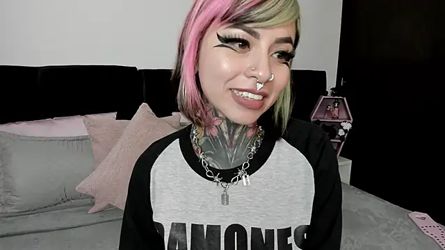 Snapshot of NikkiRamone chatting on January 3, 2025, 6:24 pm NikkiRamone online show from January 3, 2025, 6:24 pm