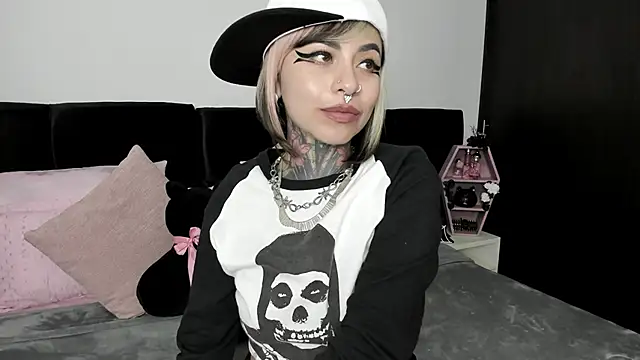 Snapshot of NikkiRamone chatting on January 22, 2025, 12:17 pm NikkiRamone online show from January 22, 2025, 12:17 pm