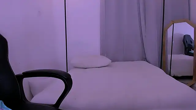 Miiafoxxx online show from December 18, 2024, 4:20 am