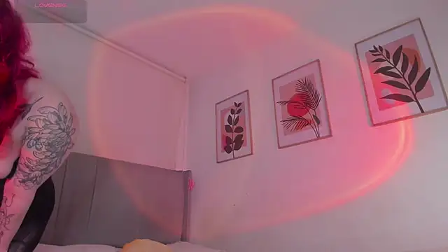 Snapshot of Whitekitty-exe chatting on January 6, 2025, 10:58 pm Whitekitty-exe online show from January 6, 2025, 10:58 pm