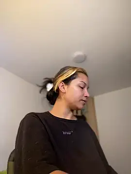 baby lizy online show from December 3, 2025, 8:29 pm