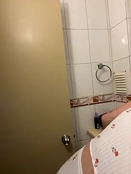 Snapshot of WhiteWomen chatting on October 28, 2025, 11:07 pm WhiteWomen online show from October 28, 2025, 11:07 pm