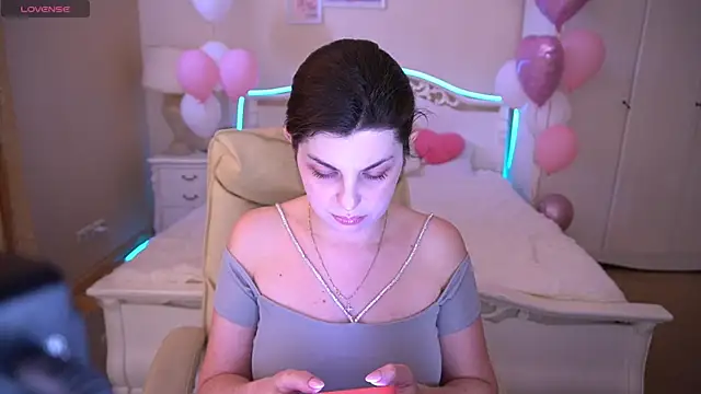 MirandaWong online show from February 17, 2025, 12:48 pm