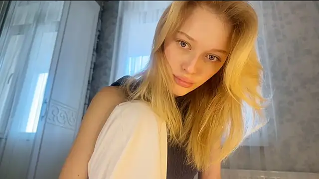 Evvie Summn1 online show from March 1, 2025, 4:04 am