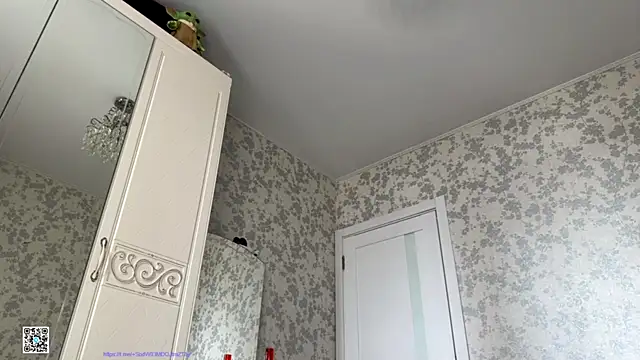 Evvie Summn1 online show from October 18, 2025, 8:59 am