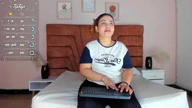 MAHIASMITH13 online show from March 12, 2025, 1:30 pm