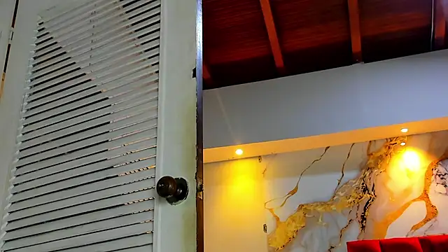 MAISE HILL1 online show from November 6, 2025, 1:12 pm