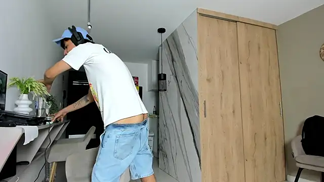 Huge latin cock online show from February 8, 2025, 9:04 pm