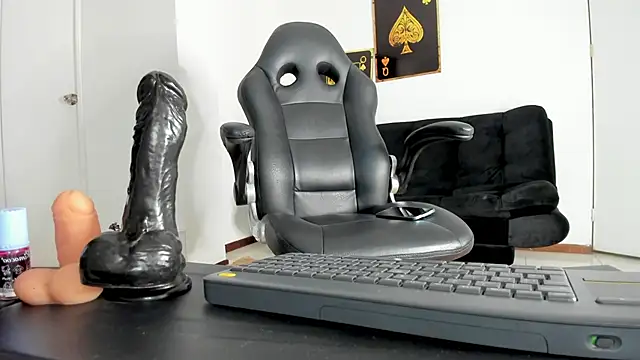 Martinafeet-qos online show from February 13, 2025, 10:22 pm