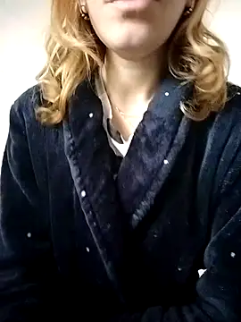 EvaRush online show from November 6, 2025, 9:43 am