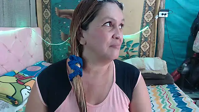 Snapshot of mom_son_dirty chatting on November 16, 2025, 2:44 pm mom son dirty online show from November 16, 2025, 2:44 pm