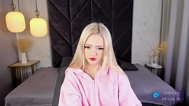 Snapshot of EmilyAir chatting on November 8, 2025, 4:40 pm EmilyAir online show from November 8, 2025, 4:40 pm