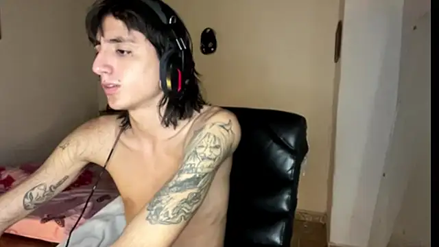 Snapshot of Matthew_Dixonn chatting on February 6, 2025, 1:05 am Matthew Dixonn online show from February 6, 2025, 1:05 am