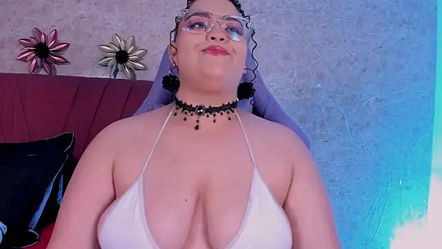 Snapshot of juli_2tyes chatting on January 18, 2026, 2:37 am juli 2tyes online show from January 18, 2026, 2:37 am