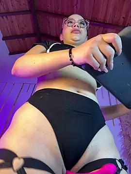 LylaLee111 online show from February 8, 2025, 1:11 pm