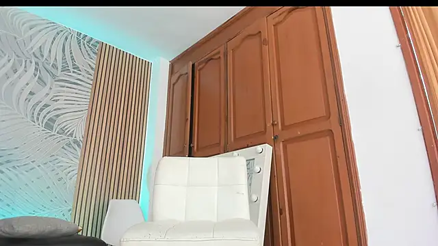 Snapshot of LauraRossi_Nova chatting on October 9, 2025, 2:37 pm LauraRossi Nova online show from October 9, 2025, 2:37 pm
