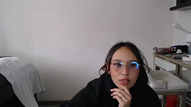 Skarlet Adams28 online show from February 11, 2025, 7:59 pm