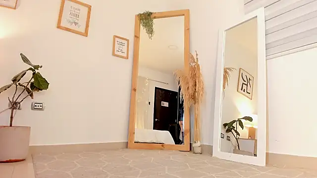 viooletaa online show from March 22, 2025, 6:47 pm