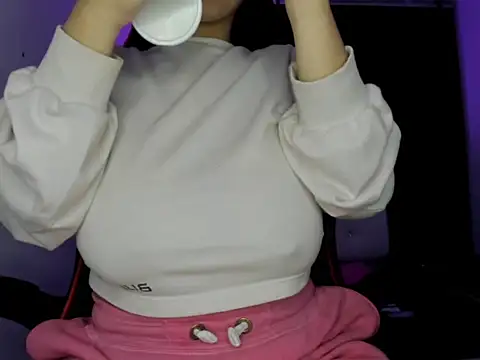 Snapshot of silviamilk chatting on November 25, 2025, 4:01 am silviamilk online show from November 25, 2025, 4:01 am