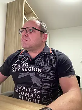 coupleLatinaLovers online show from December 15, 2025, 5:44 am