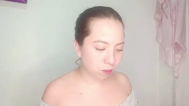 Snapshot of PetiteIvoryQueen19 chatting on May 12, 2026, 4:31 am PetiteIvoryQueen19 online show from May 12, 2026, 4:31 am