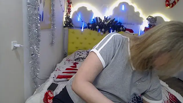 Snapshot of HolyMilfa chatting on December 8, 2024, 7:26 am HolyMilfa online show from December 8, 2024, 7:26 am