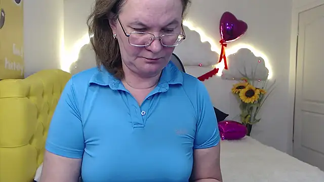 Snapshot of HolyMilfa chatting on March 7, 2025, 10:45 am HolyMilfa online show from March 7, 2025, 10:45 am