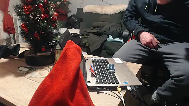 Snapshot of mikeythebestsucker chatting on December 24, 2024, 8:00 am mikeythebestsucker online show from December 24, 2024, 8:00 am