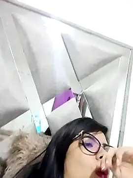 Snapshot of evelingjoyy chatting on December 19, 2025, 9:44 pm evelingjoyy online show from December 19, 2025, 9:44 pm