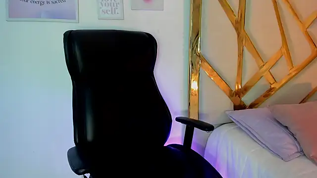 LanaJones  online show from December 4, 2025, 12:14 pm