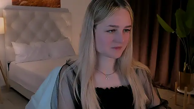 Snapshot of DeboraLarson chatting on October 15, 2025, 3:39 am DeboraLarson online show from October 15, 2025, 3:39 am