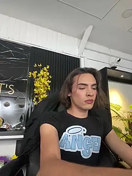 miss Ari online show from March 13, 2025, 8:32 pm