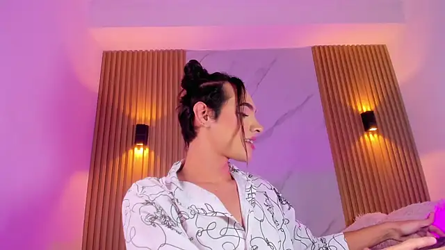 miss Ari online show from March 18, 2025, 11:42 pm