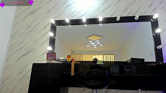 ElisabethMassey online show from October 31, 2025, 1:56 pm