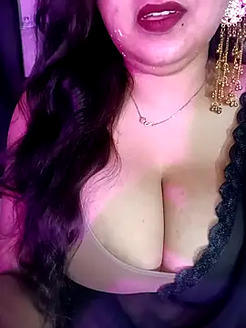 Suhanakhan00 online show from May 27, 2026, 12:35 pm