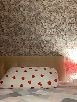 Laura Millf online show from March 9, 2025, 5:39 pm