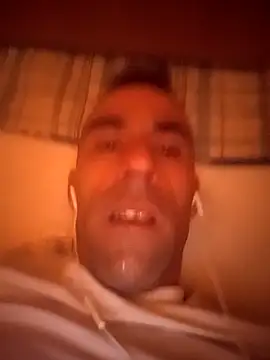 Snapshot of MownRender chatting on December 3, 2025, 8:40 pm MownRender online show from December 3, 2025, 8:40 pm